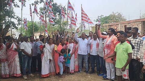 आदिवासी सड़क पर उतरे