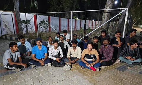 कलेक्टर आवास पर आदिवासी छात्रों ने दिया धरना