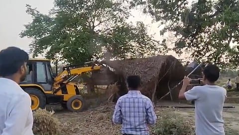 आरोपितों के अवैध कब्जे को ढहता प्रशासन