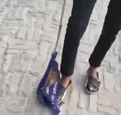 युवक ने न केवल झंडे को पैरों से रगड़ा, बल्कि इसका वीडियो बनाकर सोशल मीडिया पर पोस्ट भी किया, जो अब तेजी से वायरल हो रहा है।