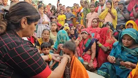 अंशिका ने 48 घंटे तक भूख और प्यास सहकर शराब की दुकान के खिलाफ दिया धरना