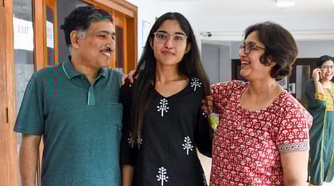 सृजनी और उनके परिवार ने उपनाम त्यागने के इस कदम को समानता के प्रति अपनी प्रतिबद्धता बताया है।