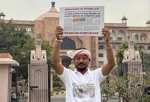 TAD खाद्यान घोटाले की ACB जांच और कमीशनखोरों की गिरफ्तारी की मांग को लेकर विधानसभा के सामने प्रदर्शन करते हुए जयकृष्ण पटेल