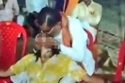 वरिष्ठ बीजेपी नेता और रसड़ा चीनी मिल के चेयरमैन बब्बन सिंह रघुवंशी का यह वीडियो सोशल मीडिया पर वायरल हो रहा है.