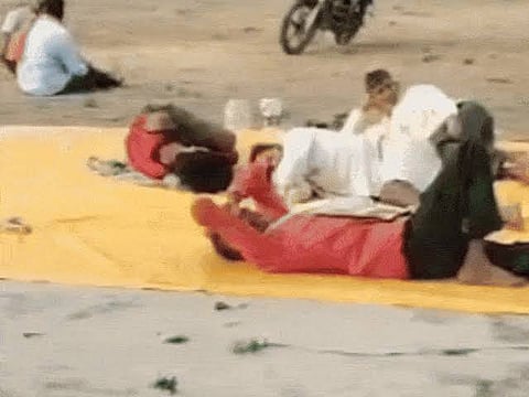 शवगृह के बाहर इंतजार करते परिजन