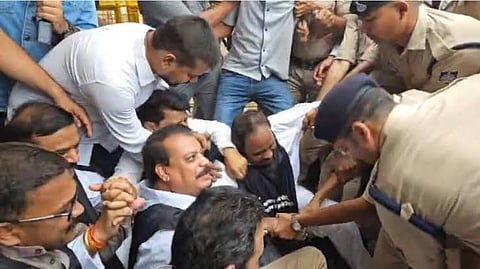 MP: मंत्री विजय शाह के बयान पर सियासी संग्राम तेज, कांग्रेस विधायक दल का राजभवन पर प्रदर्शन, उमंग सिंघार सहित अन्य विधायक गिरफ्तार