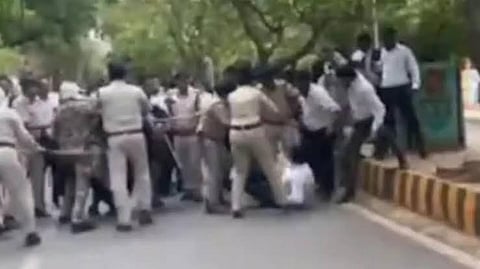 MP: ग्वालियर हाईकोर्ट परिसर में अंबेडकर मूर्ति विवाद: भीम आर्मी कार्यकर्ताओं को वकीलों ने पीटा