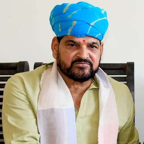 नाबालिग पहलवान के पिता ने बाद में दावा किया कि उन्होंने बृजभूषण के खिलाफ यौन उत्पीड़न की झूठी शिकायत दर्ज कराई थी।