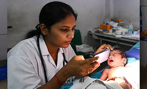 Big revelation in Ballia hospital 4 deliveries were done without electricity and with the help of mobile torch