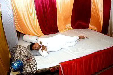 ऊर्जा मंत्री प्रधुम्न सिंह टेंट में सोते हुए