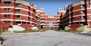 एडमिशन ब्रोशर में सिर्फ OBC छात्रों के लिए PMS का उल्लेख है, जिससे जानबूझकर छूट देने के सवाल खड़े होते हैं।