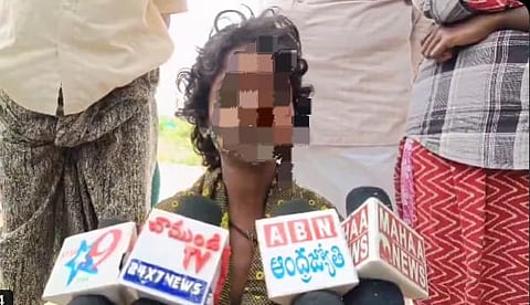 डॉक्टरों ने बताया कि उसके शरीर पर कई जगह गहरे जलने के निशान हैं, जिसमें दर्दनाक छाले पड़ गए हैं।