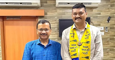 मकवाणा ने AAP के राष्ट्रीय संयुक्त सचिव पद और विधानसभा में दल के दंडक (नेता) पद से इस्तीफा दे दिया।