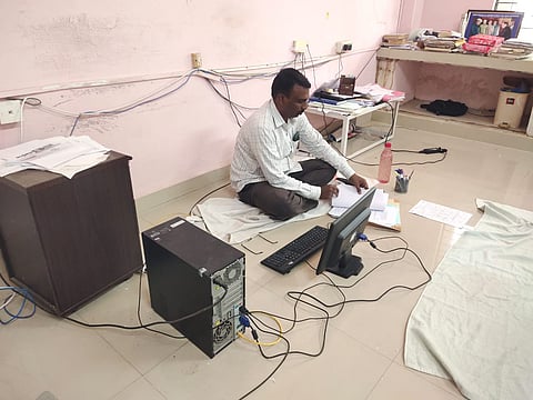 डॉ. रवि के फर्श पर बैठकर काम करने की घटना ने ऐतिहासिक जातिगत भेदभाव की याद दिला दी, जहां दलितों को बुनियादी सुविधाओं और सम्मान से भी वंचित रखा जाता था।