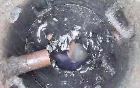 विडियो में दिख रहा है किस तरह एक सफाईकर्मी गटर में उतर कर काम कर रहे हैं।