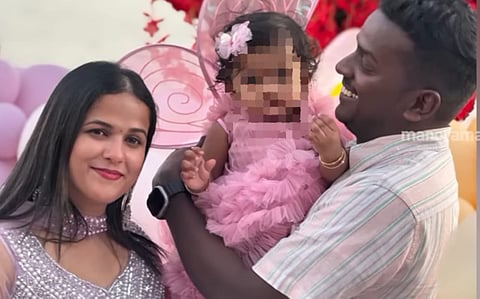 बेटी वैभवी और पति नितीश के साथ विपंचिका की फाइल फोटो