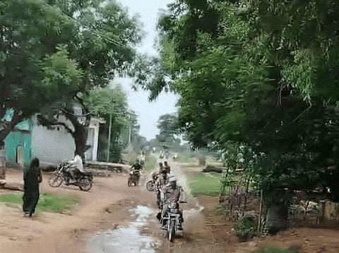 ट्रैक्टर का पीछा करते आरोपी बाइकसवार