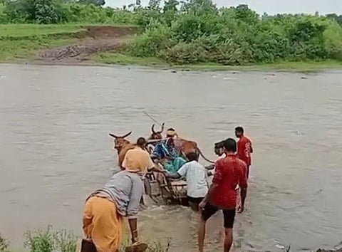 बाढ़ में बैलगाड़ी से प्रेग्नेंट महिला को नदी पार कराई गई