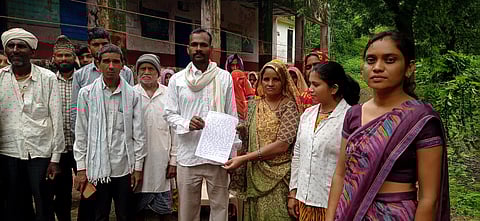 विद्यालय संचालन के लिए अपना घर देने की लिखित घोषणा सरपंच को सुपुर्द करते अभिभावक प्रकाश मीणा।