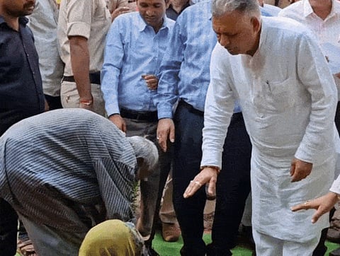 पन्ना में आदिवासी बुजुर्ग दंपती, मंत्री के पैरों में गिरकर लगाई न्याय की गुहार