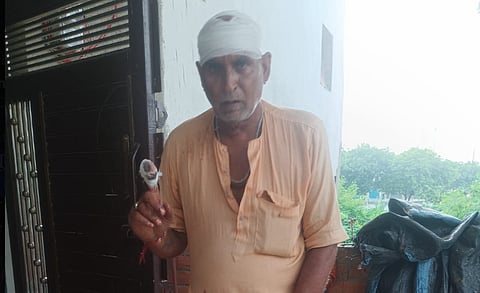 बदमाशों ने देशी असलहा दंपती की छाती पर तान दिया और डंडों व अन्य घातक हथियारों से हमला कर उन्हें घायल कर दिया।