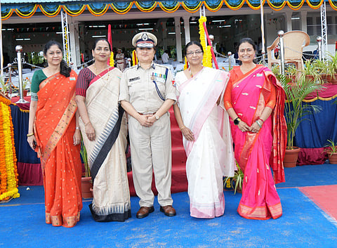 परिचालन, वाणिज्यिक, सुरक्षा, चिकित्सा और वित्त विभागों को ये पञ्च महिला अधिकारी लीड कर रहीं हैं।