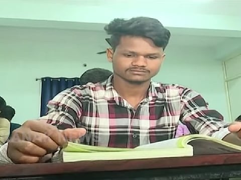 पैसों की कमी को पूरा करने के लिए शुभम बेंगलुरु चले गए, जहां उन्होंने एक फैक्ट्री में मजदूरी की। इस कठिन दौर में भी उन्होंने हार नहीं मानी और दिन-रात मेहनत करते रहे। इसी पैसों को बचाकर शुभम ने नीट कोचिंग की।