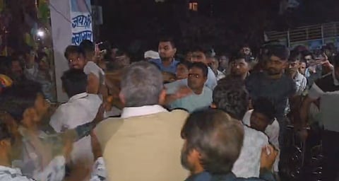 खाखुलदेव मंदिर में 14 अगस्त को दलित पुजारी और उसके परिवार पर 50-60 जातिवादी लोगों द्वारा किये गए हमले का दृश्य