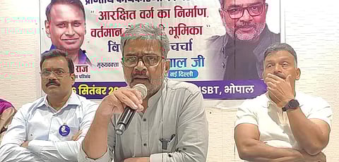 प्रोफेसर लाल ने समाज को चेताया कि अमीर भारत में शिक्षा और नौकरियों जैसे अधिकार छीने जा रहे हैं, और दलित समाज को अब केवल सत्ता और चुनावी राजनीति के बजाय शिक्षा, शोध और बौद्धिक विमर्श पर ध्यान देना होगा।