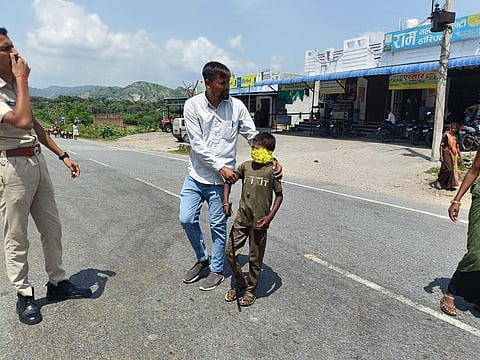 बच्चों के माता-पिता के साथ न होने के साथ ही बच्चे गंभीर अवस्था में है l