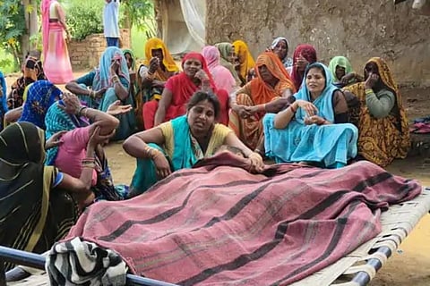 कर्ज के दबाव के बीच पिता और दो वर्षीय बेटे की मौत, पत्नी-बेटा अस्पताल में भर्ती, सामूहिक आत्महत्या की आशंका!