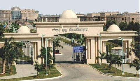 उच्च न्यायालय ने गौतम बुद्ध विश्वविद्यालय को निर्देश दिया कि वह पेटिशनर को उपकुलपति के स्टाफ ऑफिसर के पद पर तुरंत बहाल करे। यह पेटीशनर की चौथी बर्खास्तगी थी, जिसे कोर्ट ने गलत ठहराया।