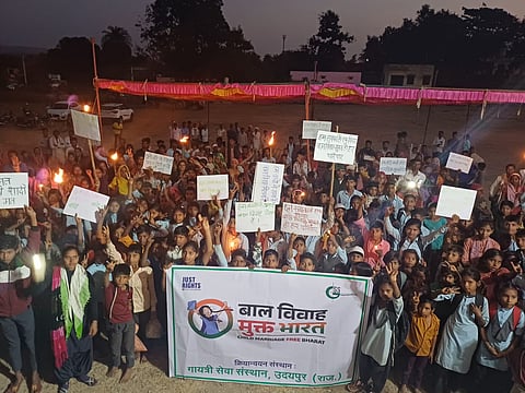 उदयपुर जिले में बाल अधिकारों के संरक्षण के लिए काम कर रहे जस्ट राइट्स फॉर चिल्ड्रेन के सहयोगी संगठन गायत्री सेवा संस्थान ने पिछले तीन वर्षों में जिला प्रशासन, पंचायतों और सामुदायिक सदस्यों के साथ बेहद करीबी समन्वय से काम करते हुए जिले में 400 से अधिक बाल विवाह रुकवाए हैं।