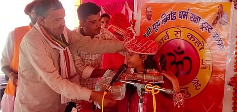 'बाल विदुषी लक्ष्मी' के नाम से व्यासपीठ पर विराजमान इस कथावाचिका की उम्र 18 वर्ष से कम है।