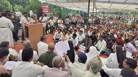 प्रदर्शनकारियों ने विश्व हिंदू परिषद और बजरंग दल के सदस्यों द्वारा प्रार्थना सभाओं पर किए गए बार-बार के हमलों की निंदा की और पादरियों व भक्तों के खिलाफ मामले दर्ज करने के लिए पुलिस की आलोचना की।