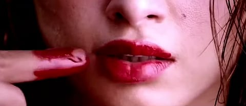 वेट्टिकाड ने तर्क दिया कि फिल्म का मेकअप दृश्य खतरनाक है क्योंकि यह पुरुषों के लिए एक टॉक्सिक कहानी को सामान्य बनाता है कि एक महिला के "ना" कहने पर भी जिद जारी रखनी चाहिए और उल्लंघन प्यार की शुरुआत हो सकता है।