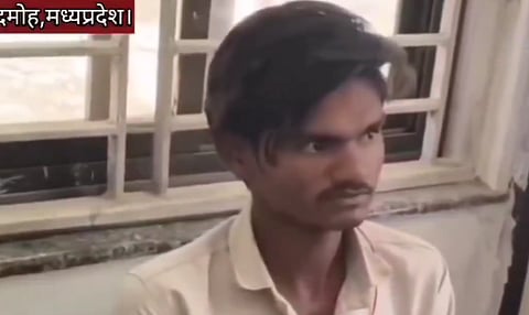 सोशल मीडिया पर शराबबंदी के बावजूद शराब बेचने वाले अन्नू पांडे पर मीम पोस्ट करने के विवाद में पुरुषोत्तम को माफ़ी मांगने के लिए बाध्य किया, शिवलिंग के सामने प्रणाम करवाया और थाली में अन्नू के पैर धुलवाने के बाद वही पानी पीने को मजबूर किया गया।