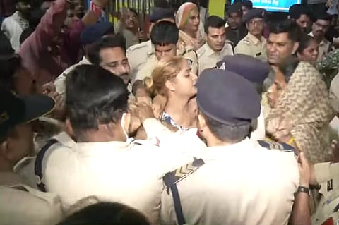 अस्पताल पहुंचने पर कई किन्नरों ने मुख्य द्वार पर चार घंटे तक धरना दिया और पेट्रोल डालकर आत्मदाह की धमकी दी। पुलिस अधिकारियों ने हाथ जोड़कर समझाया, तब जाकर स्थिति नियंत्रित हुई।