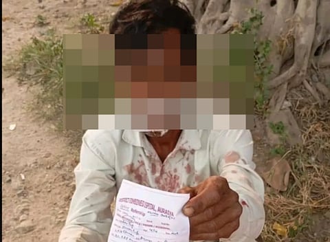 मेडिकल जांच की पर्ची दिखाते हुए पीडिता के परिजन