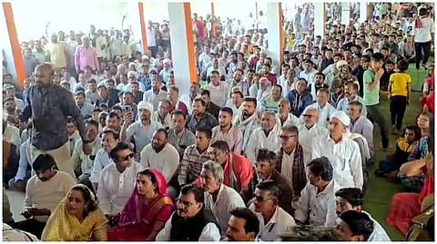 MP के खंडवा में प्याज के दाम को लेकर किसानों का प्रदर्शन