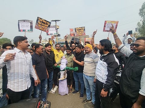 घटना के बाद सड़कों पर उतरे लोग