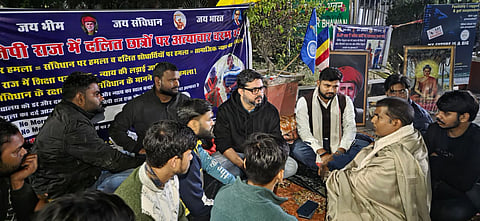 बाराबंकी के सांसद तनुज पुनिया धरना स्थल पर पहुंचे और कन्नौजिया के निष्कासन को गलत करार दिया।