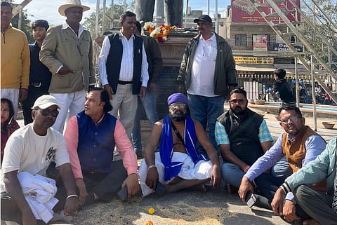 विद्रोही ने एलान किया है कि जब तक गैर-वाल्मीकि कर्मचारियों को मूल सफाई कार्य पर लगाने का लिखित समझौता लागू नहीं करते, तब तक कपड़े-चप्पल नहीं पहनूंगा।