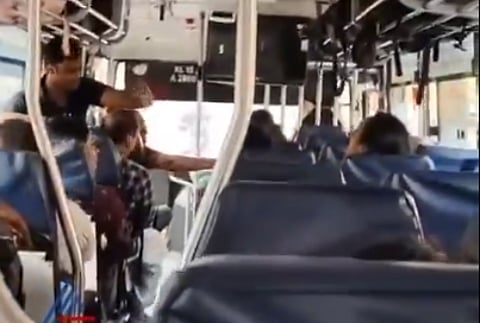 KSRTC की तिरुवनंतपुरम से कल्पेट्टा की ओर जा रही एक बस में यात्रियों ने दिलीप की फिल्म 'ई परक्कुम तलिका' की स्क्रीनिंग का विरोध किया।