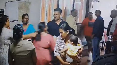 गर्भवती शैमोल ने पुलिस को पति की पिटाई करते देखकर हस्तक्षेप किया तो इंस्पेक्टर प्रताप चंद्रा ने उन्हें सीने पर धक्का दिया और जोरदार थप्पड़ जड़ दिया।