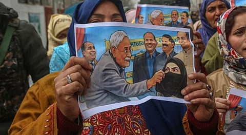 नितीश के हिजाब कांड का विरोध करती महिलाएं