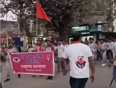 500 से अधिक सशस्त्र प्रतिभागियों वाली इस रैली ने शहर के ईसाई बहुल इलाकों, कैथोलिक चर्च और आवासीय कॉलोनियों के बीच से गुजरते हुए चर्च, पादरियों और ईसाई धर्म के खिलाफ कथित तौर पर भड़काऊ नारे लगाए।