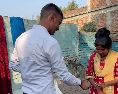 वायरल वीडियो में दिखा कि कैसे डीवाईएसपी सतोष पटेल संतु मास्टर की बेटियों से आदर-सम्मान से मिले।