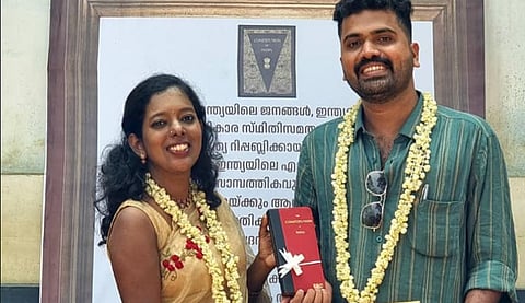 गुरुवार को नेनमारा उप-पंजीयक कार्यालय में यह अनोखा विवाह समारोह देखने को मिला।