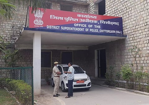चित्तोड़गढ़ में पुलिस कर्मियों की हाजरी दर्ज करने की कोई व्यवस्था ही नही है, न तो बायोमेट्रिक व्यवस्था है और न ही कोई उपस्थिति रजिस्टर, जब चाहे जाओ जब चाहे मत जाओ, सैलेरी तो मिलती रहेगी।